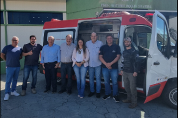 Entrega de ambulância ao SAMU